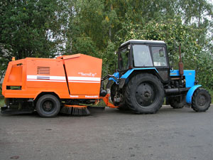 Уборочный прицеп Чистогор к трактору МТЗ-82